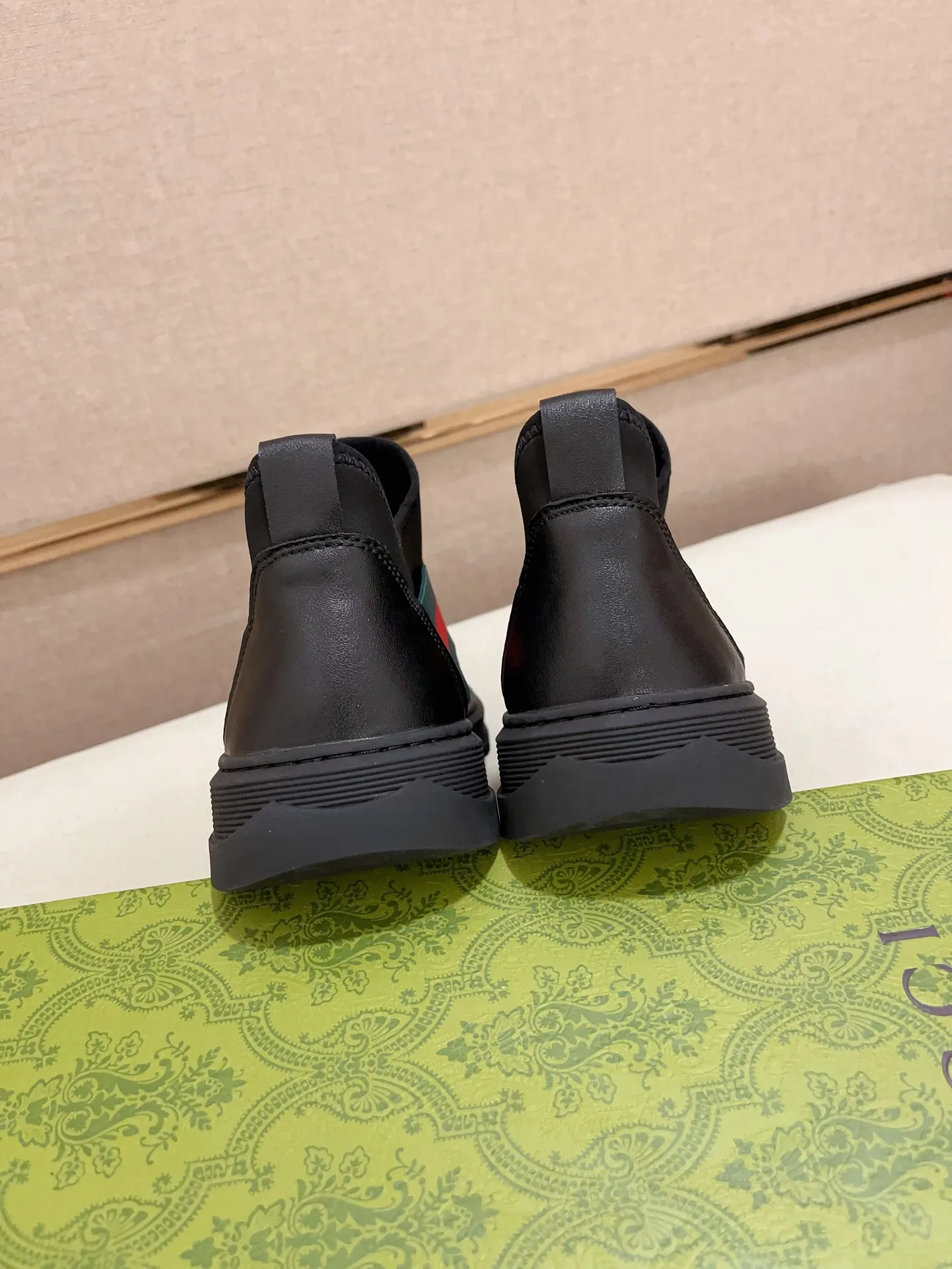 Factory price 480💰 (sheepskin lining * velvet lining optional! Can be made without label) High-quality new GUCCI (Gucci) counters will be launched simultaneously. The new men's shoes and 😘fabric are made of high-tech glue-spraying technology. Lining: sheepskin lining* velvet lining. 👍🏿 High-end ☄️ air-cushion molded anti-slip rubber outsole, exquisite lines, simple and elegant, comfortable and high-end for leisure travel. Code number: 38 to 44 (45 can be customized and cannot be returned or exchanged)
